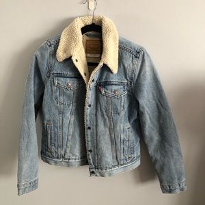 NWT LEVI’S SHERPA TRUCKER LIGHT WASH DENIM JACKET NEVER WORN!